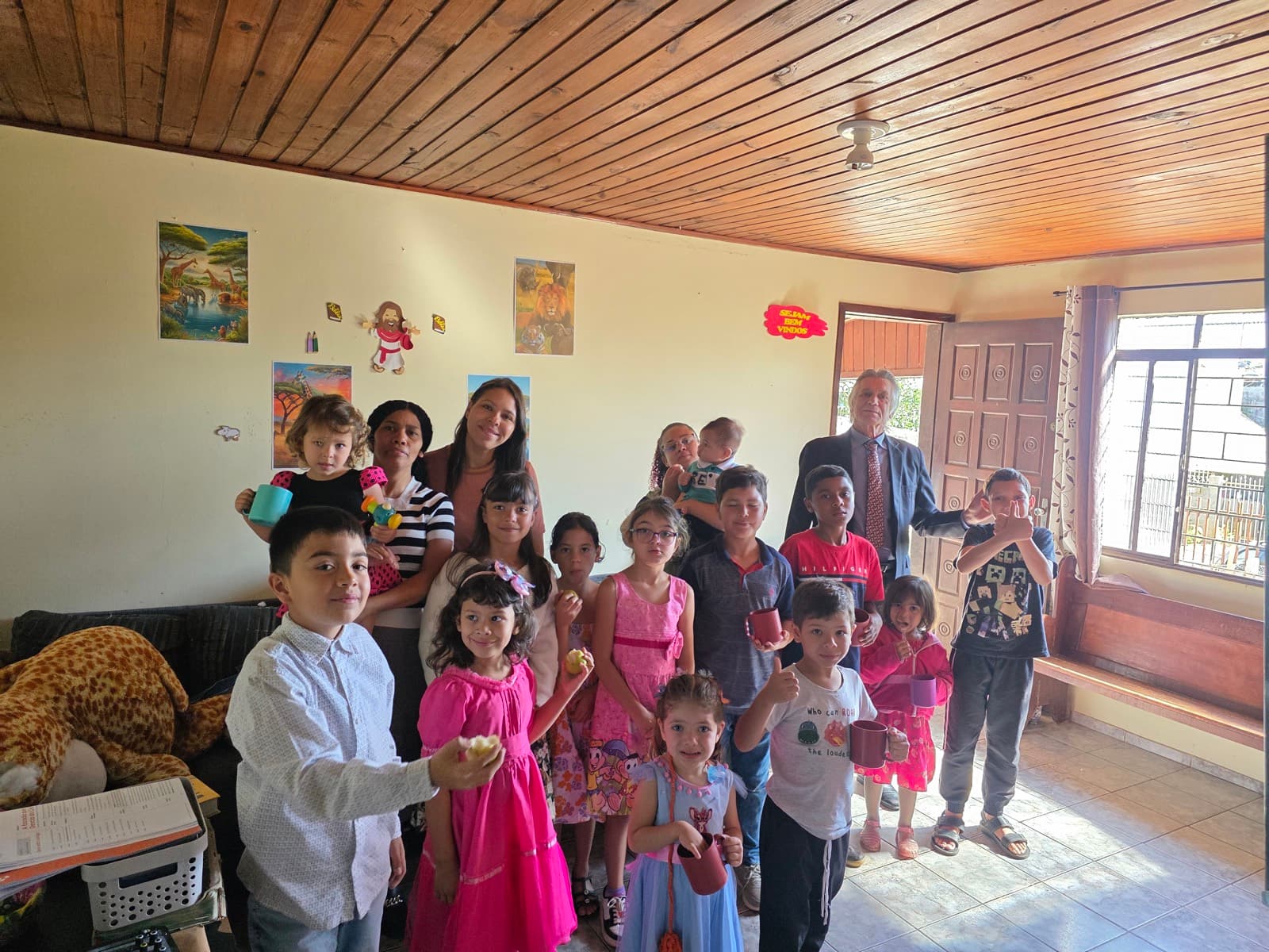 Crianças participando da escolinha