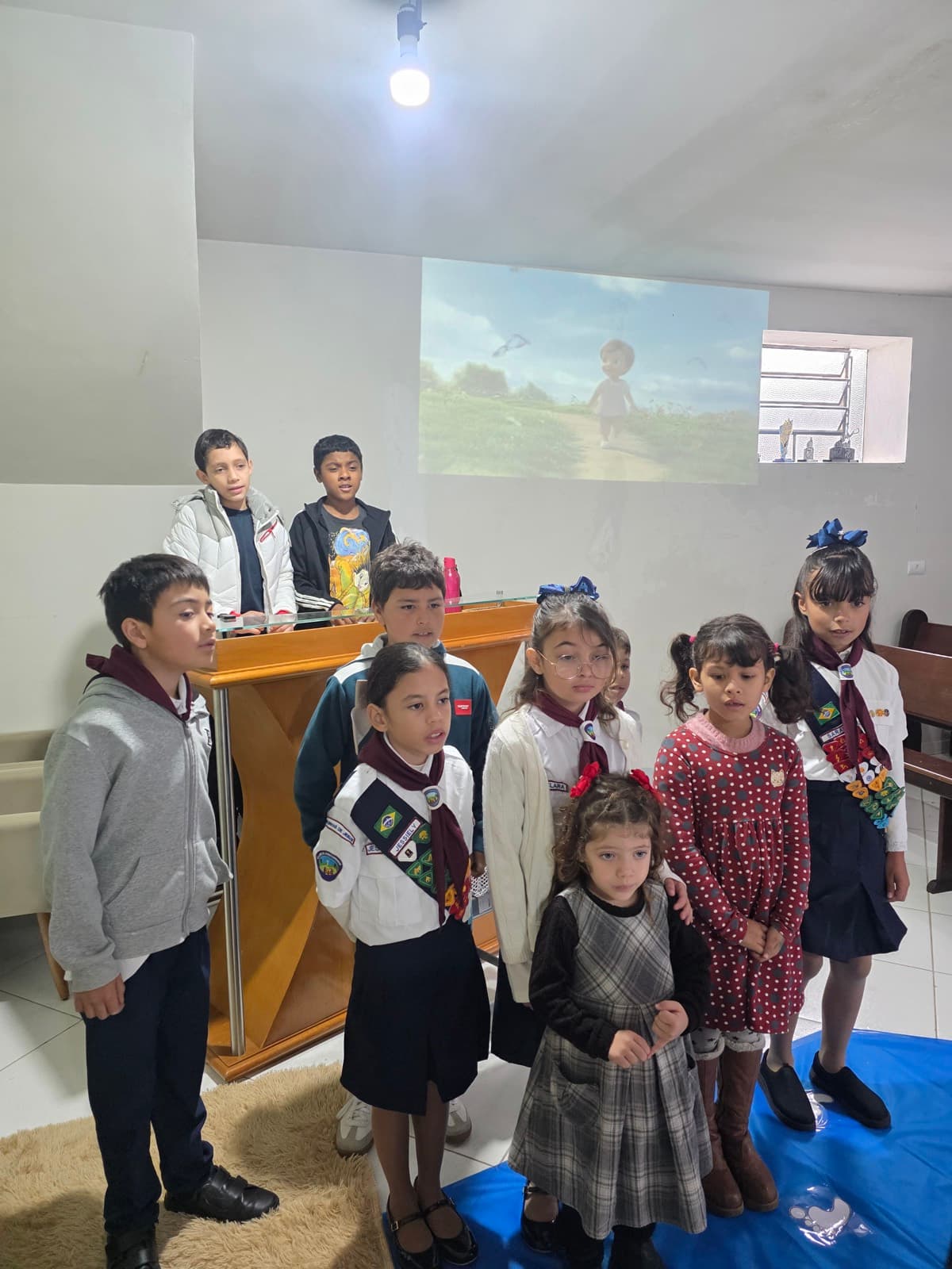 Crianças participando na frente da igreja