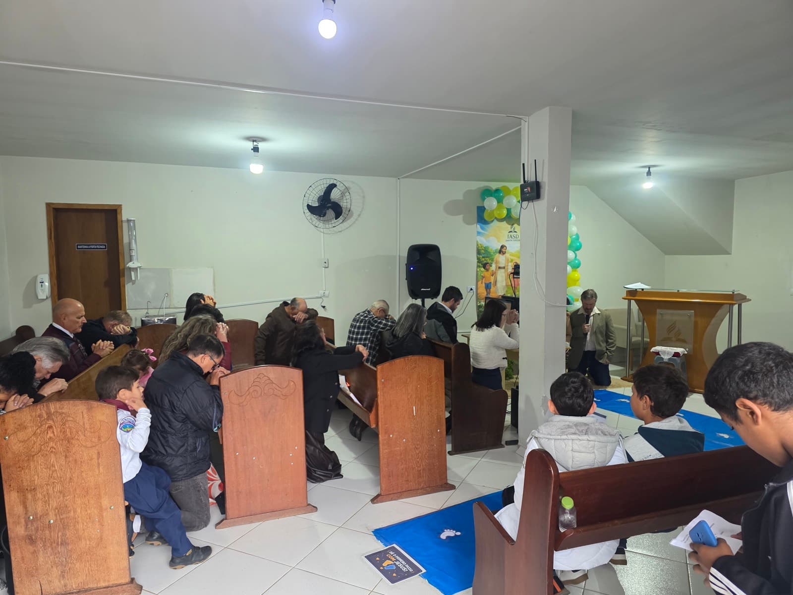 Comunidade reunida em culto no espaço atual