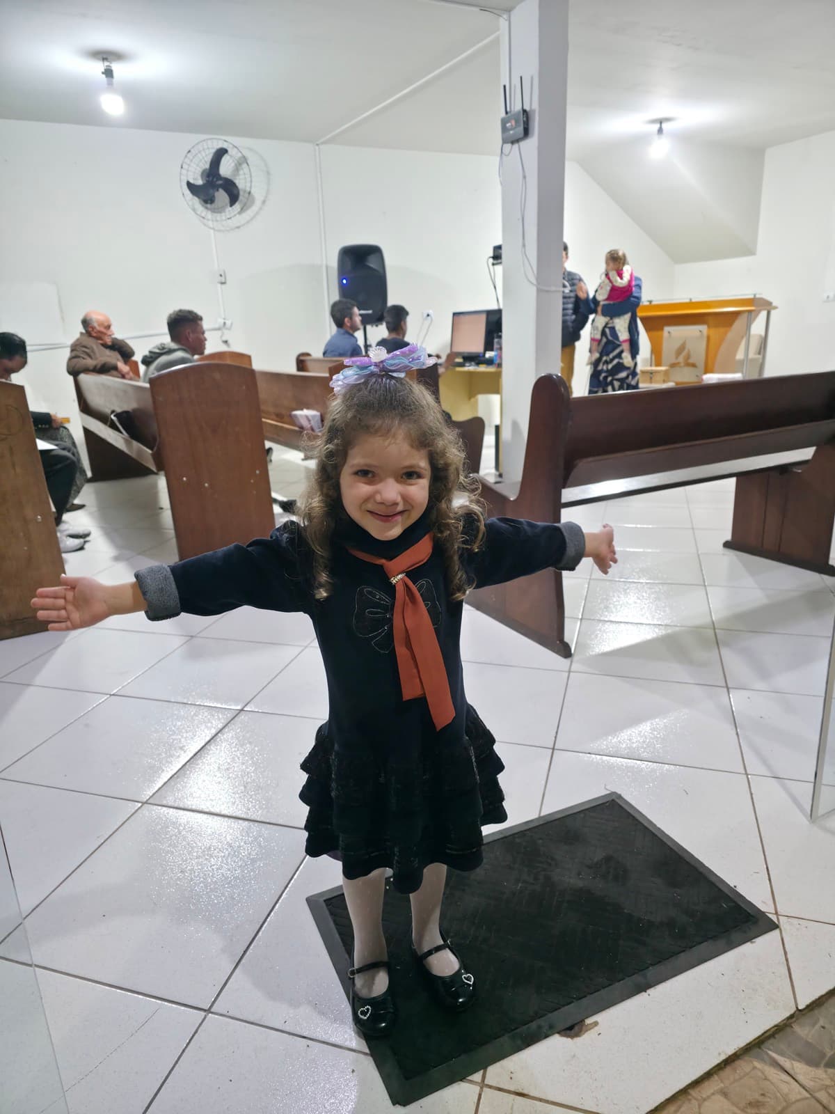 Criança na porta da igreja